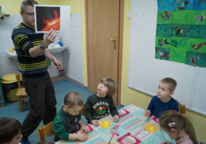 Dzieci podczas warsztatów z astronomem o słońcu